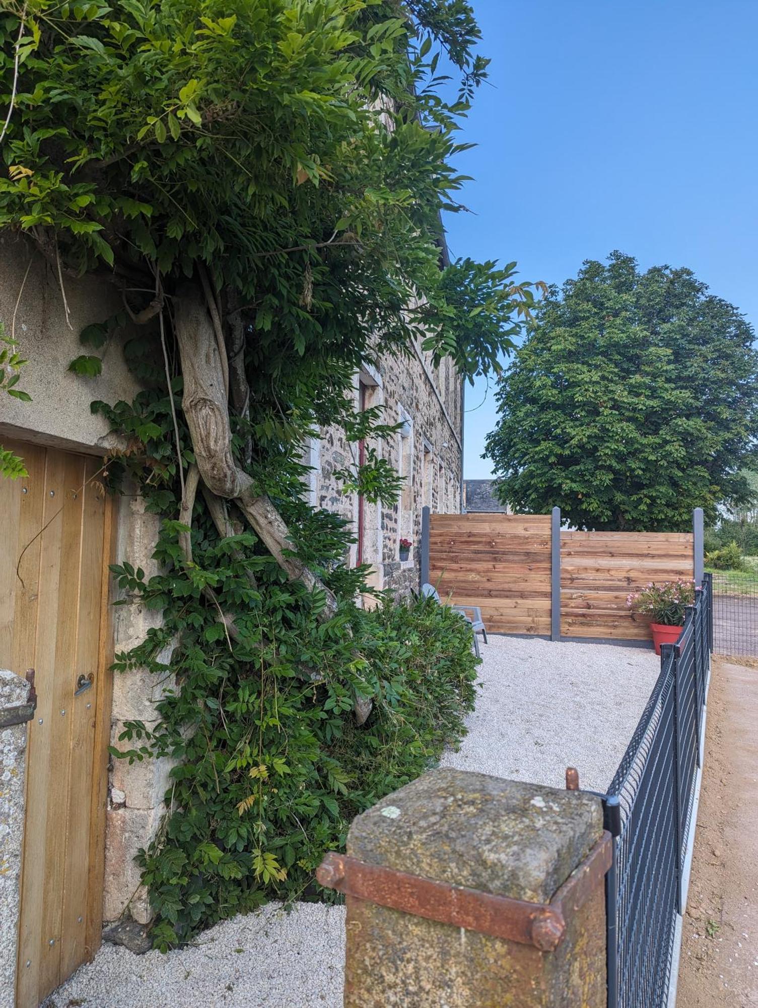 Le Vulcain Le Hommet-d'Arthenay Exterior foto